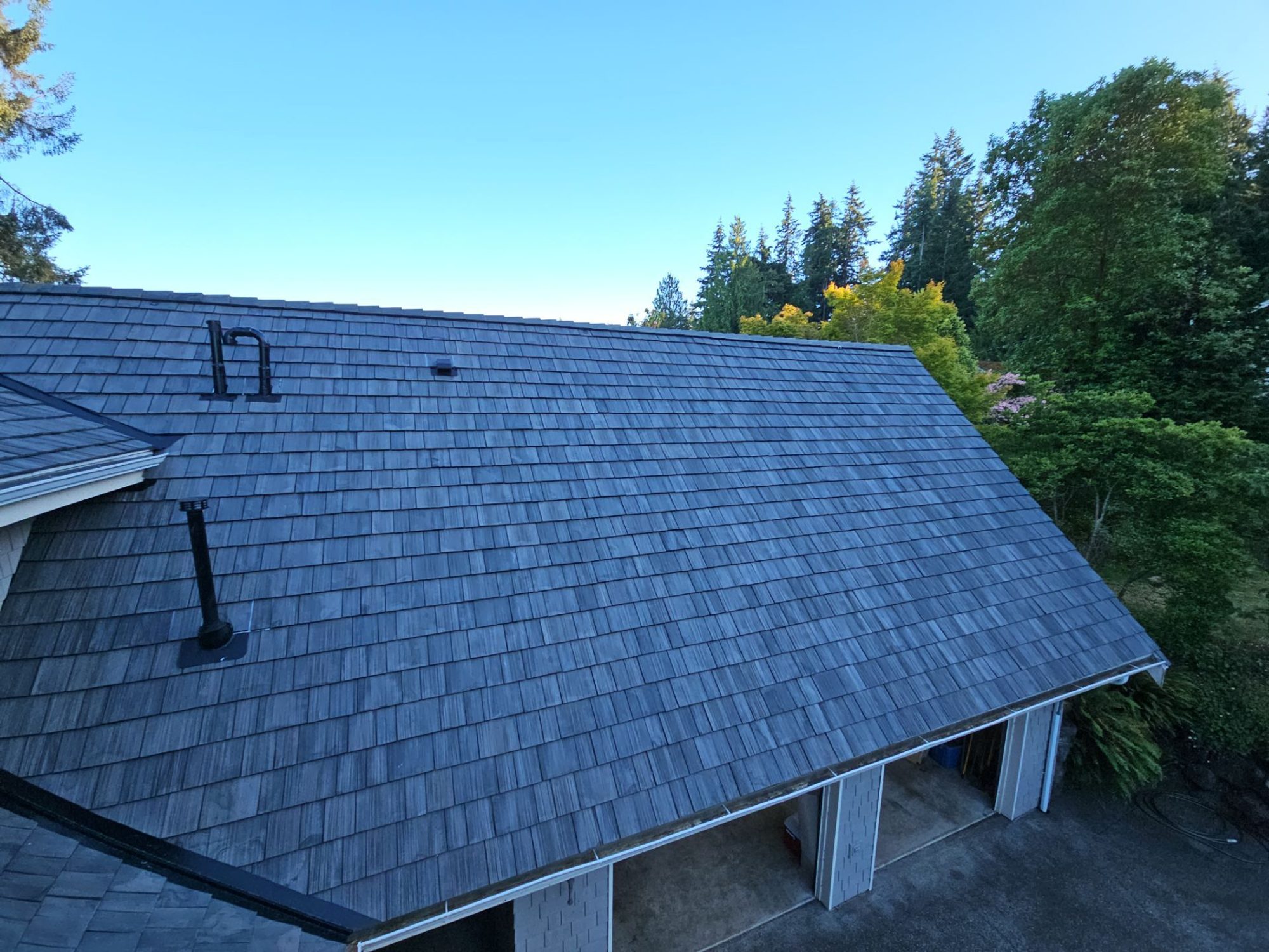 Amor Roofing Canyon Gray composite roof in Stanwood, roof plane garage