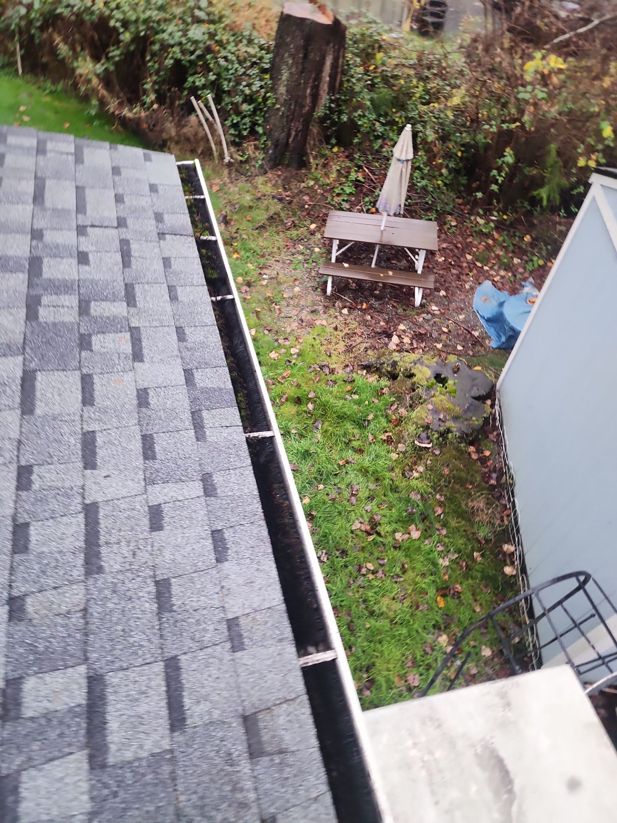 Amor Roofing Pewter Gray asphalt roof in Arlington, eave gutter line