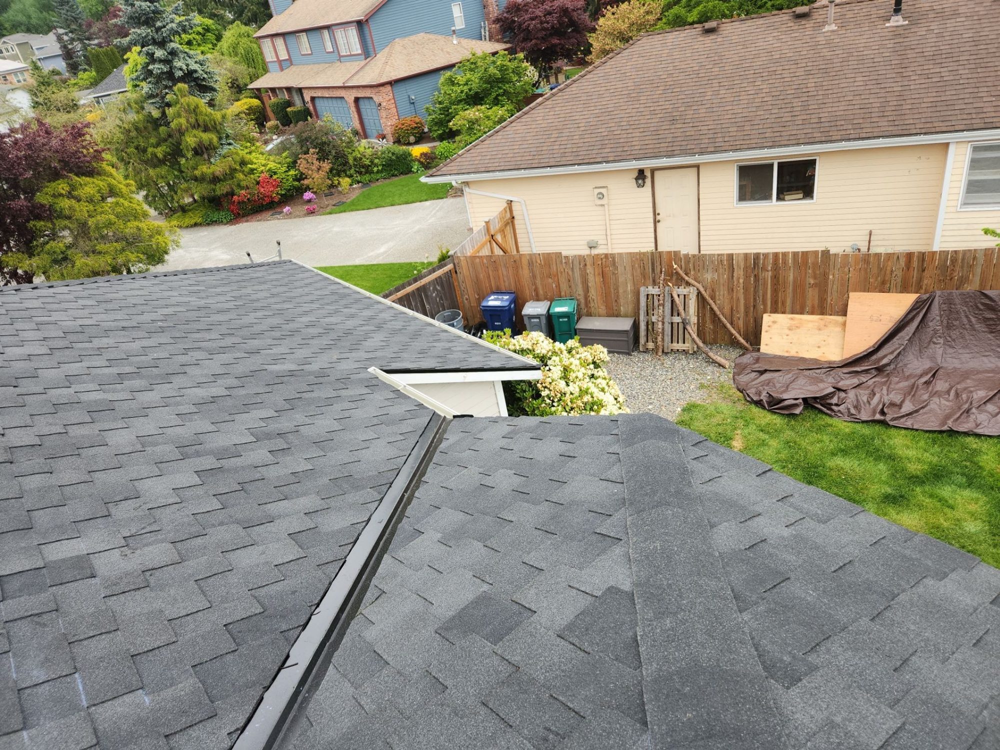 Edge of the finished Midnight Black designer shake roof looking down to the back yard, Brier, WA