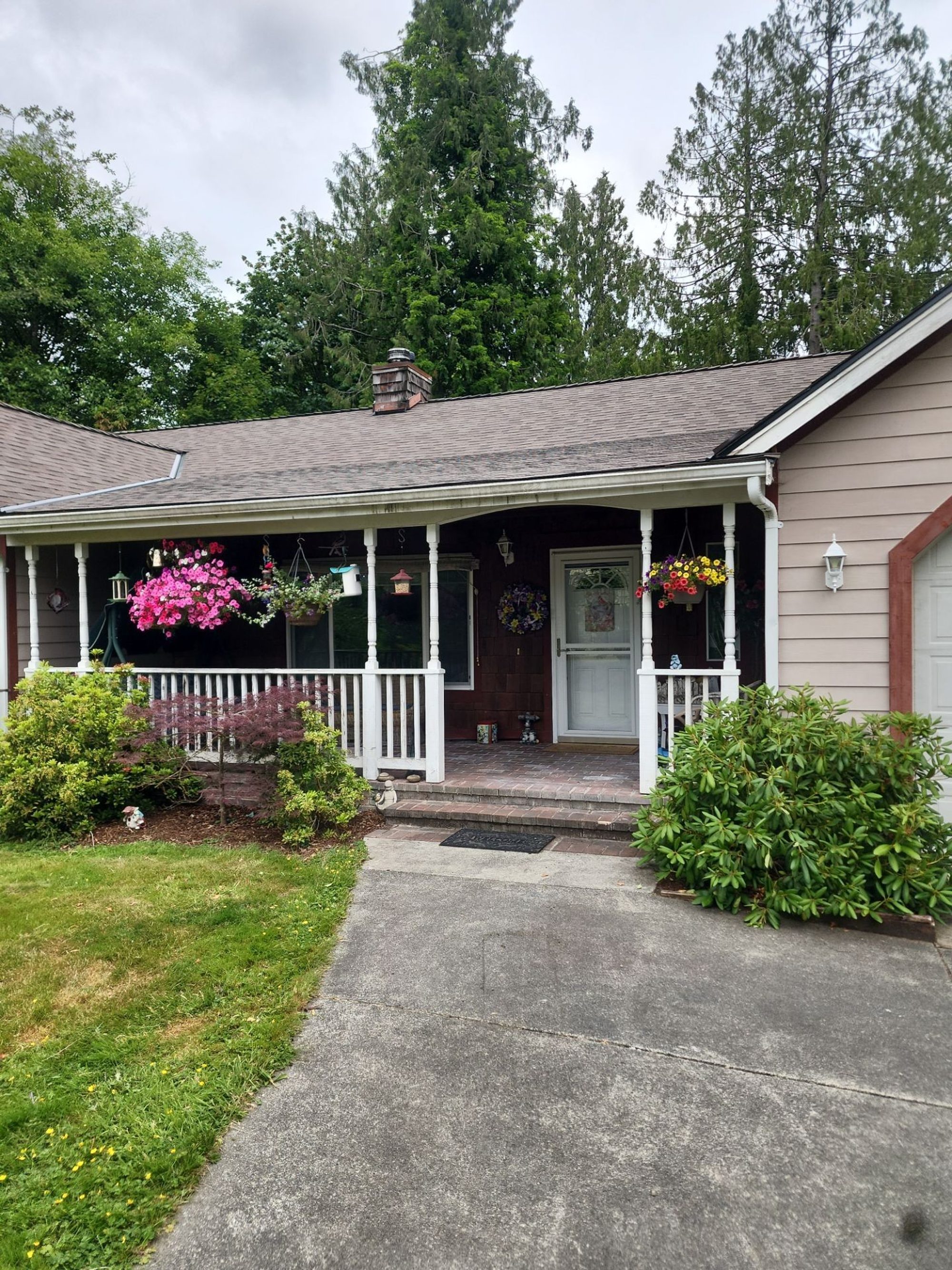 Front of the Lake Stevens, WA home with its new Malarkey Heather Grey asphalt shingle roof