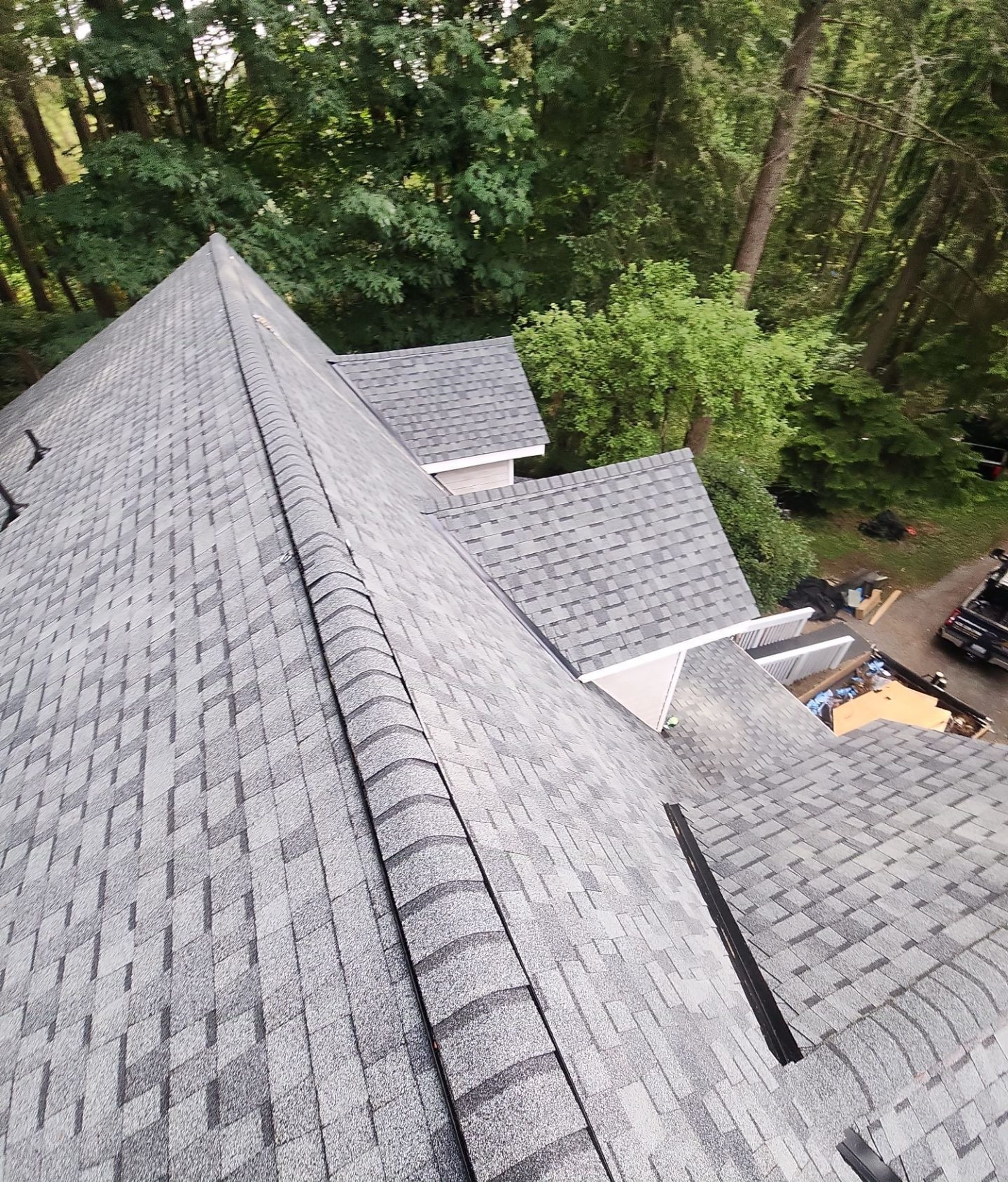 Amor Roofing Pewter Gray asphalt roof in Lake Stevens, ridge to peak