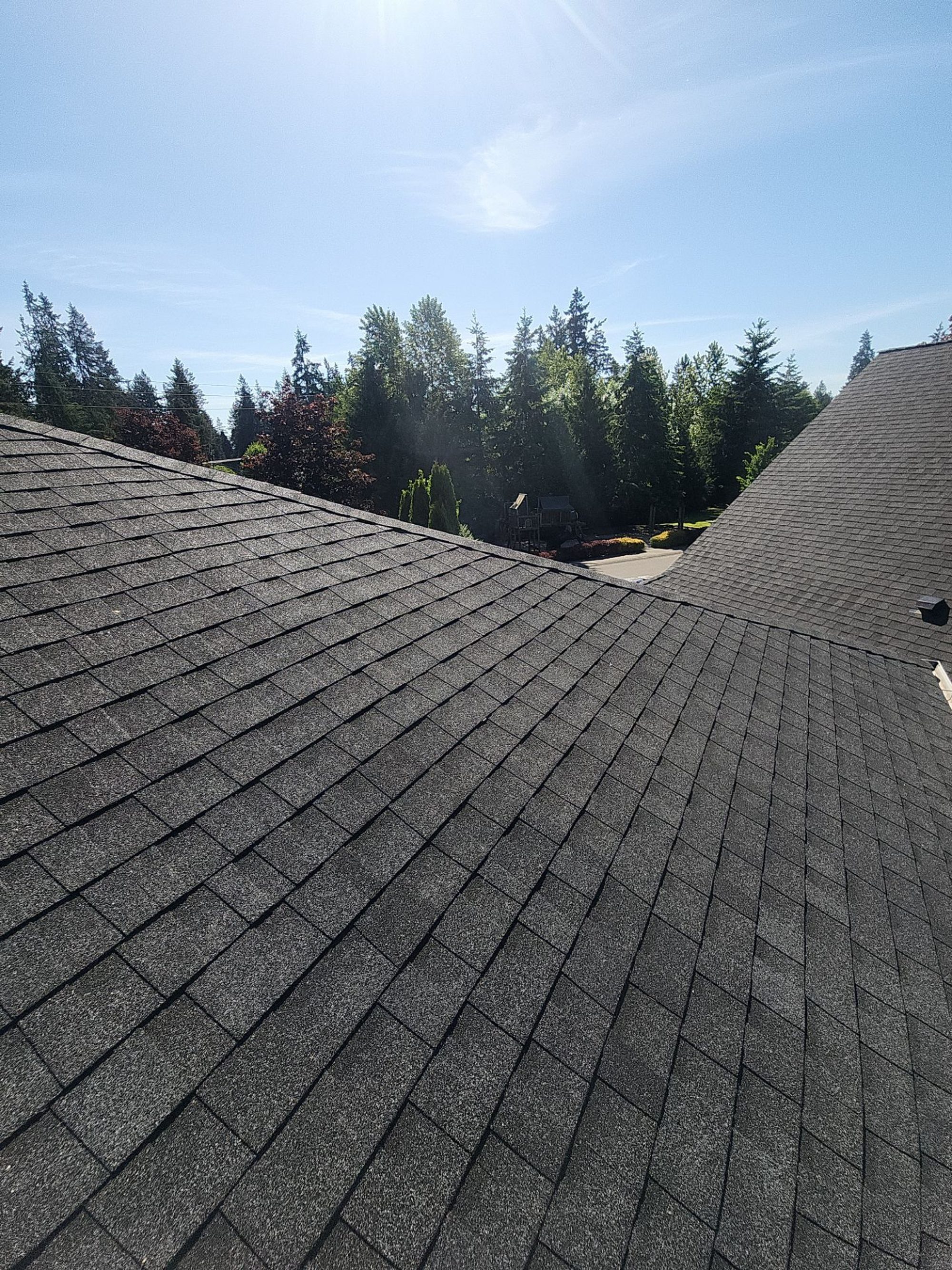 Amor Roofing Antique Black asphalt roof in Bothell, wide roof 01