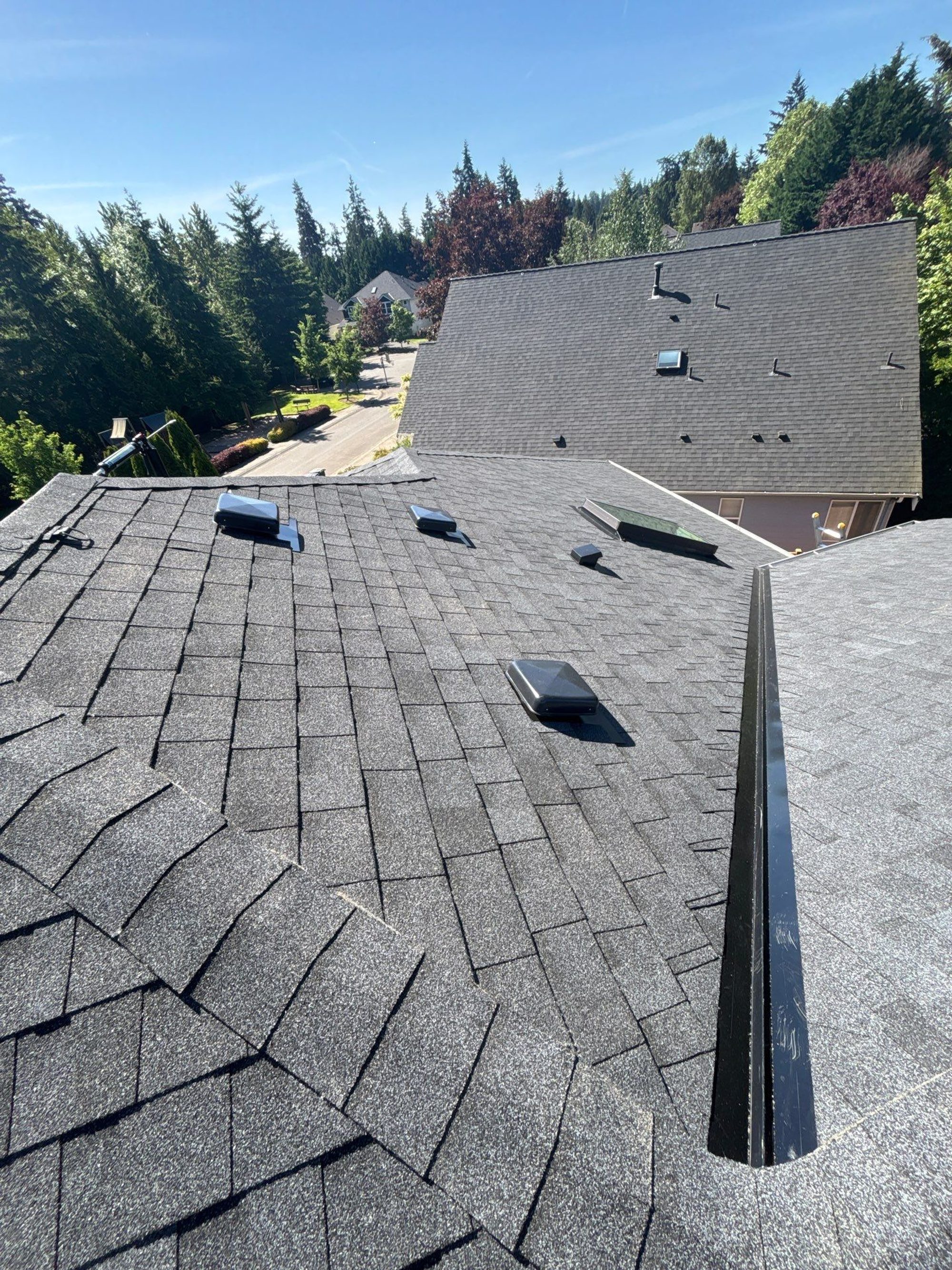 Amor Roofing Antique Black asphalt roof in Bothell, wide roof 02