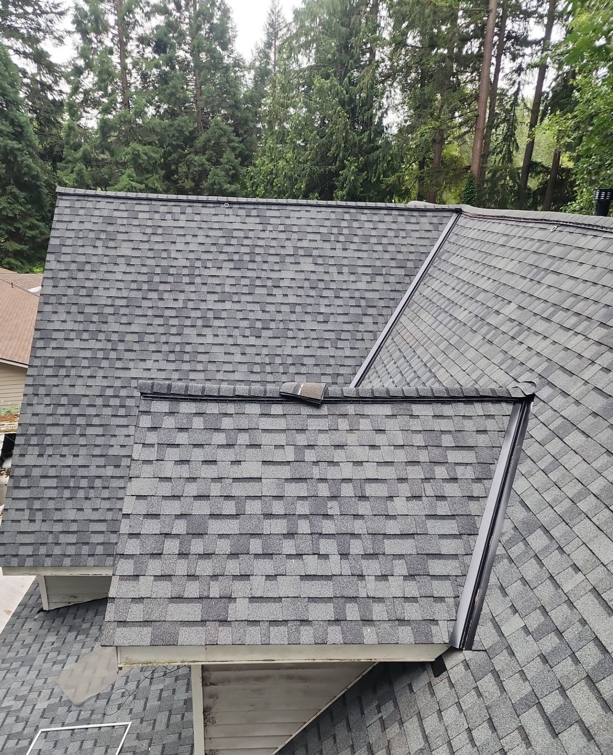 Amor Roofing Pewter Gray asphalt roof in Lake Stevens, roof planes