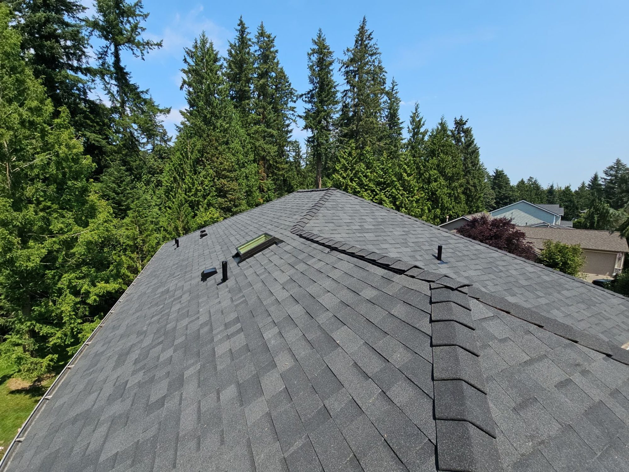 Amor Roofing Midnight Black asphalt roof in Lake Stevens, a 01