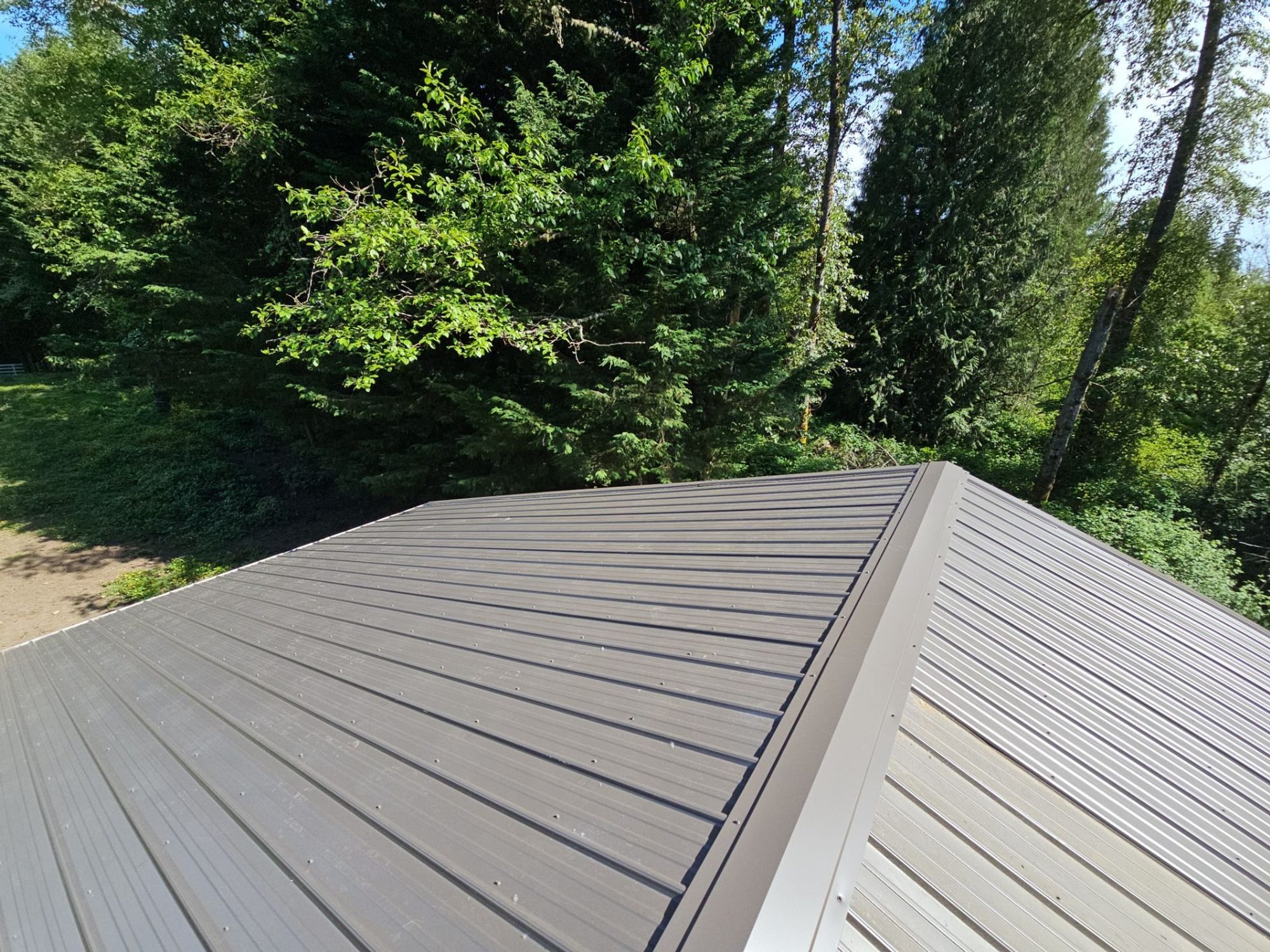 Amor Roofing Medium Bronze asphalt roof in Snohomish, metal bronze ridge green