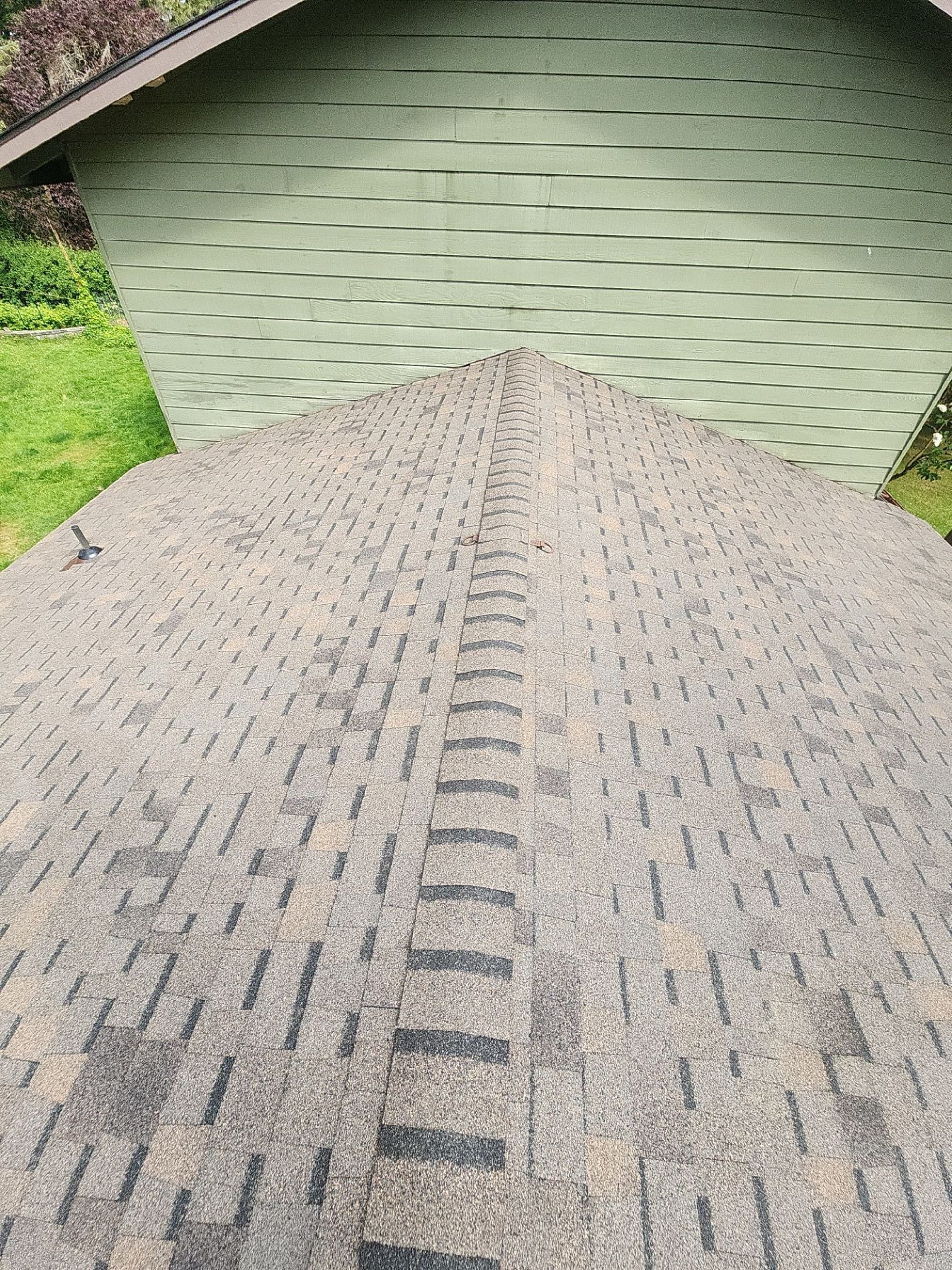 Ridge line of the Pabco Oakwood asphalt shingle roof toward the green wall, Lynnwood, WA