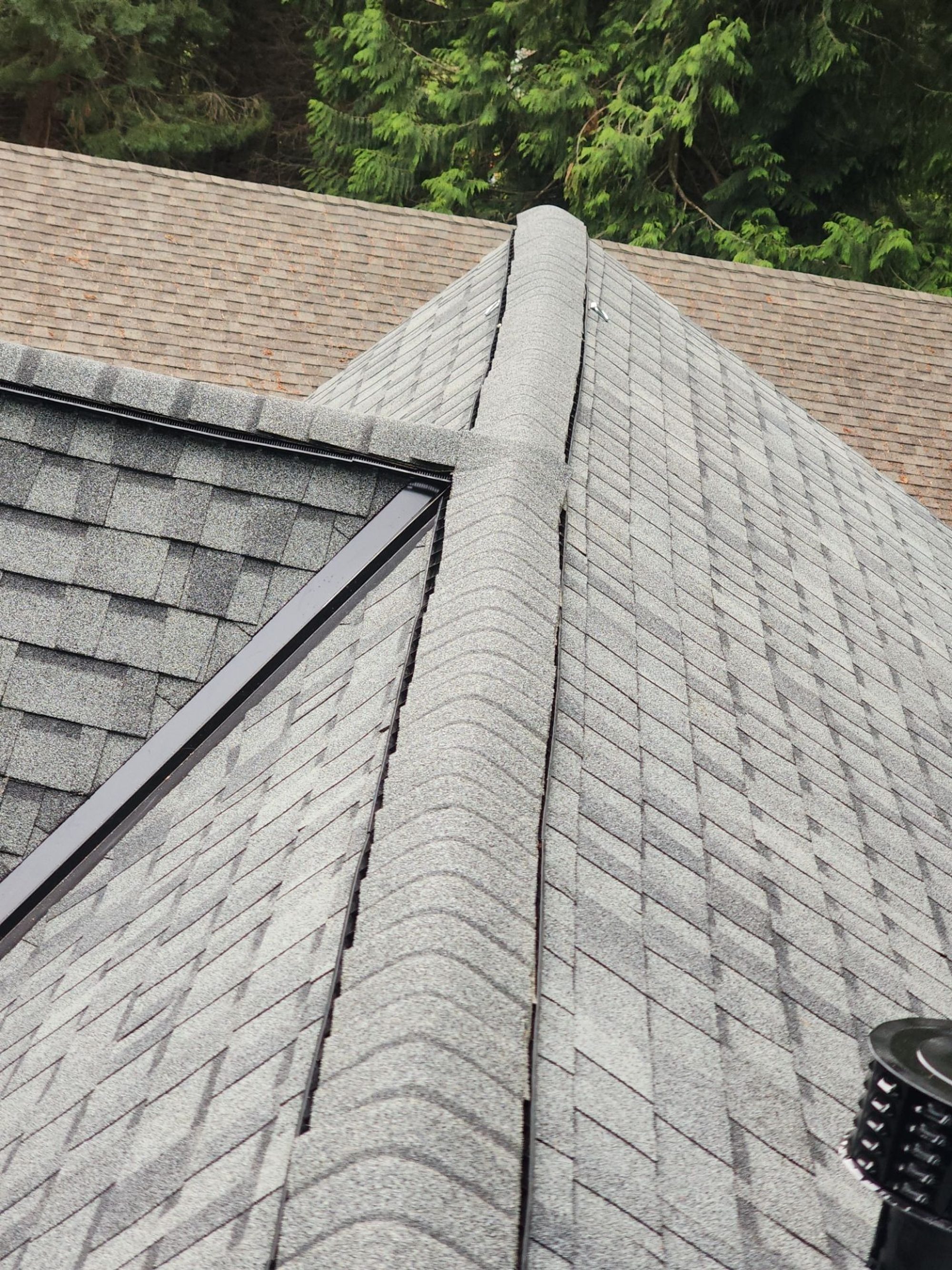 Amor Roofing Pewter Gray asphalt roof in Lake Stevens, finished roof ridge