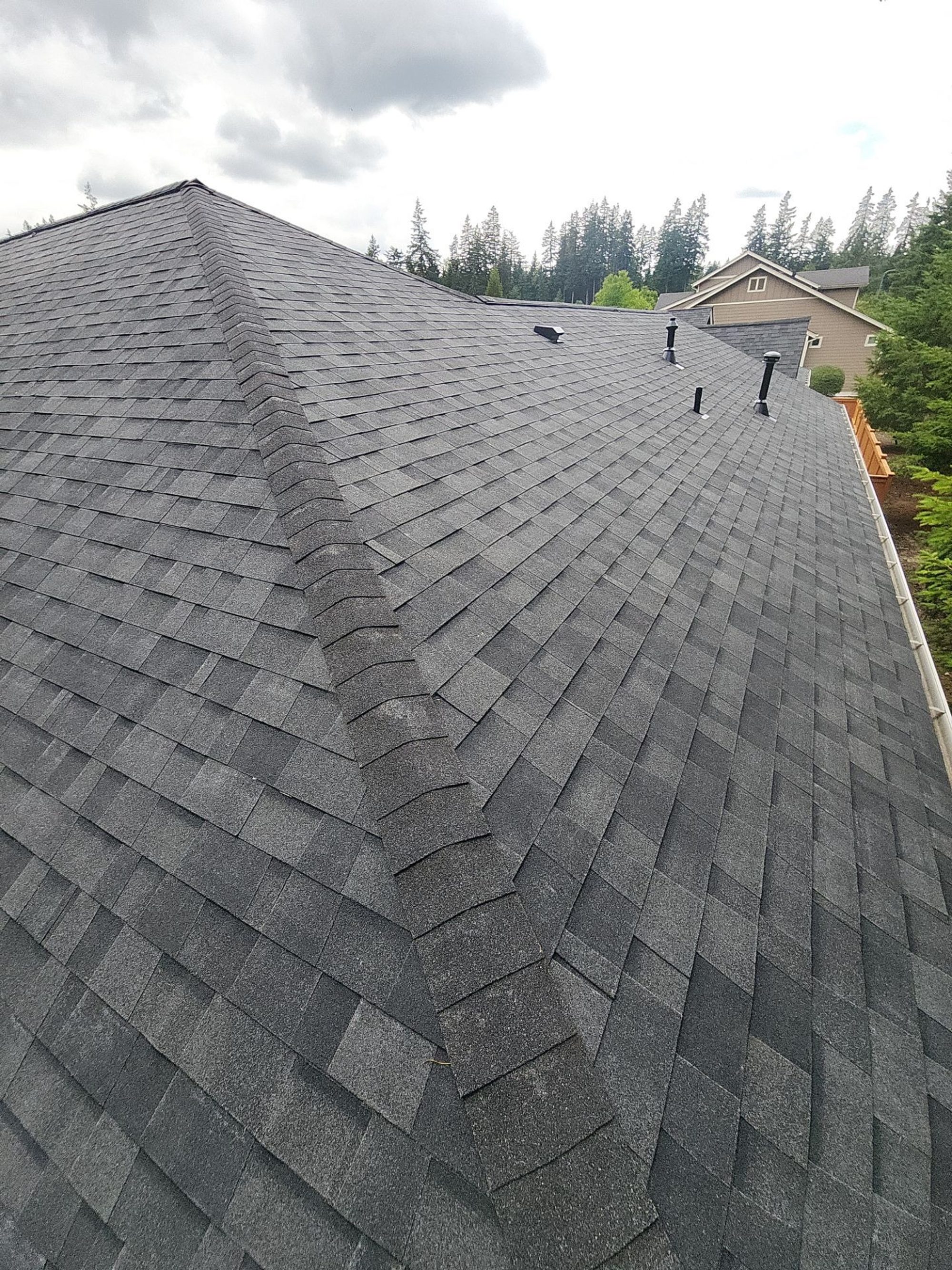 Amor Roofing Midnight Black asphalt roof in Redmond, after roof planes valley