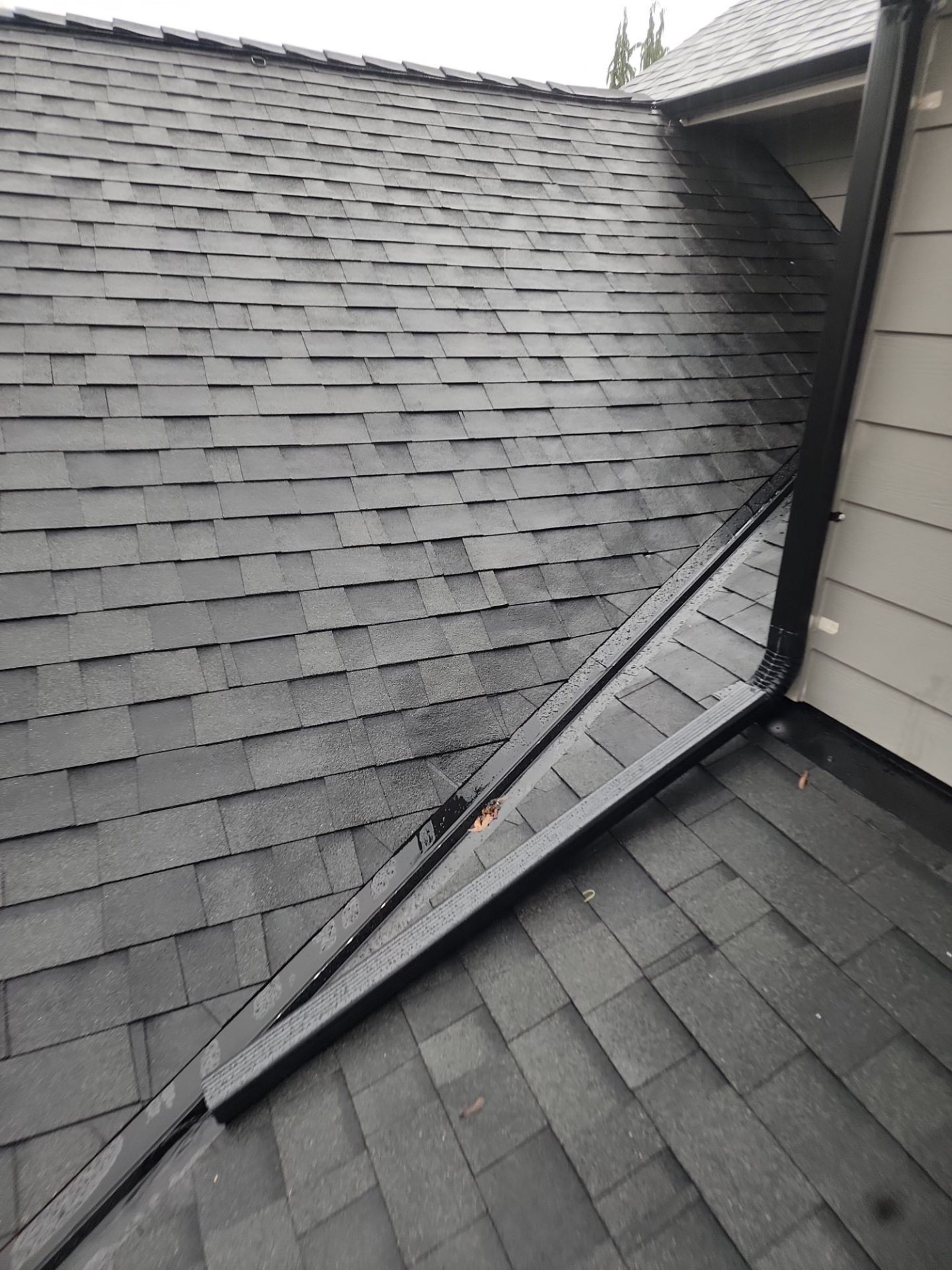 Amor Roofing Midnight Black asphalt roof in Snohomish, shingle valley detail