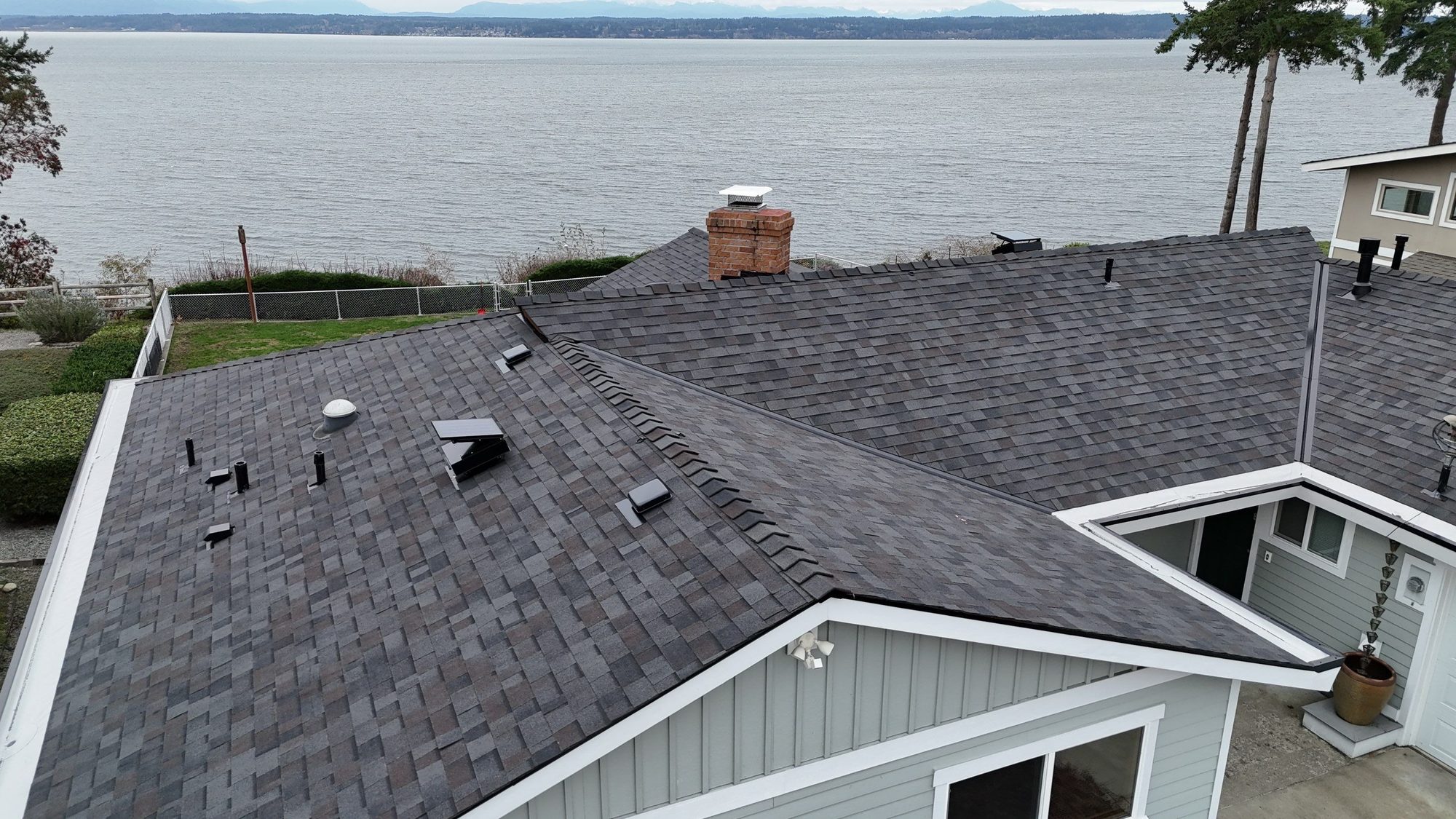 Amor Roofing Black Oak asphalt roof in Camano Island, waterfront curb appeal