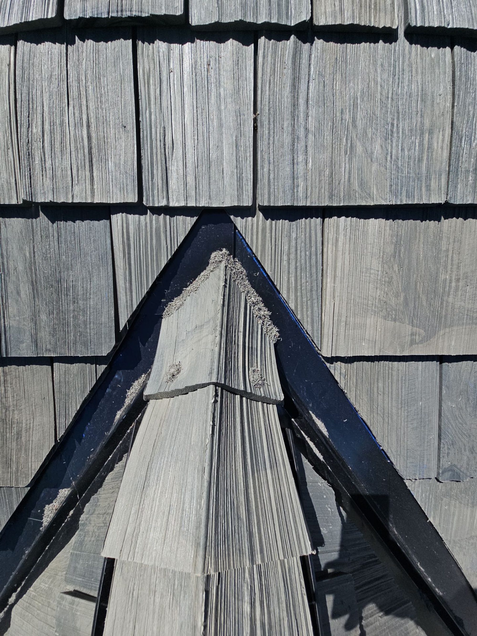 Amor Roofing Canyon Gray composite roof in Stanwood, ridge cap weave detail
