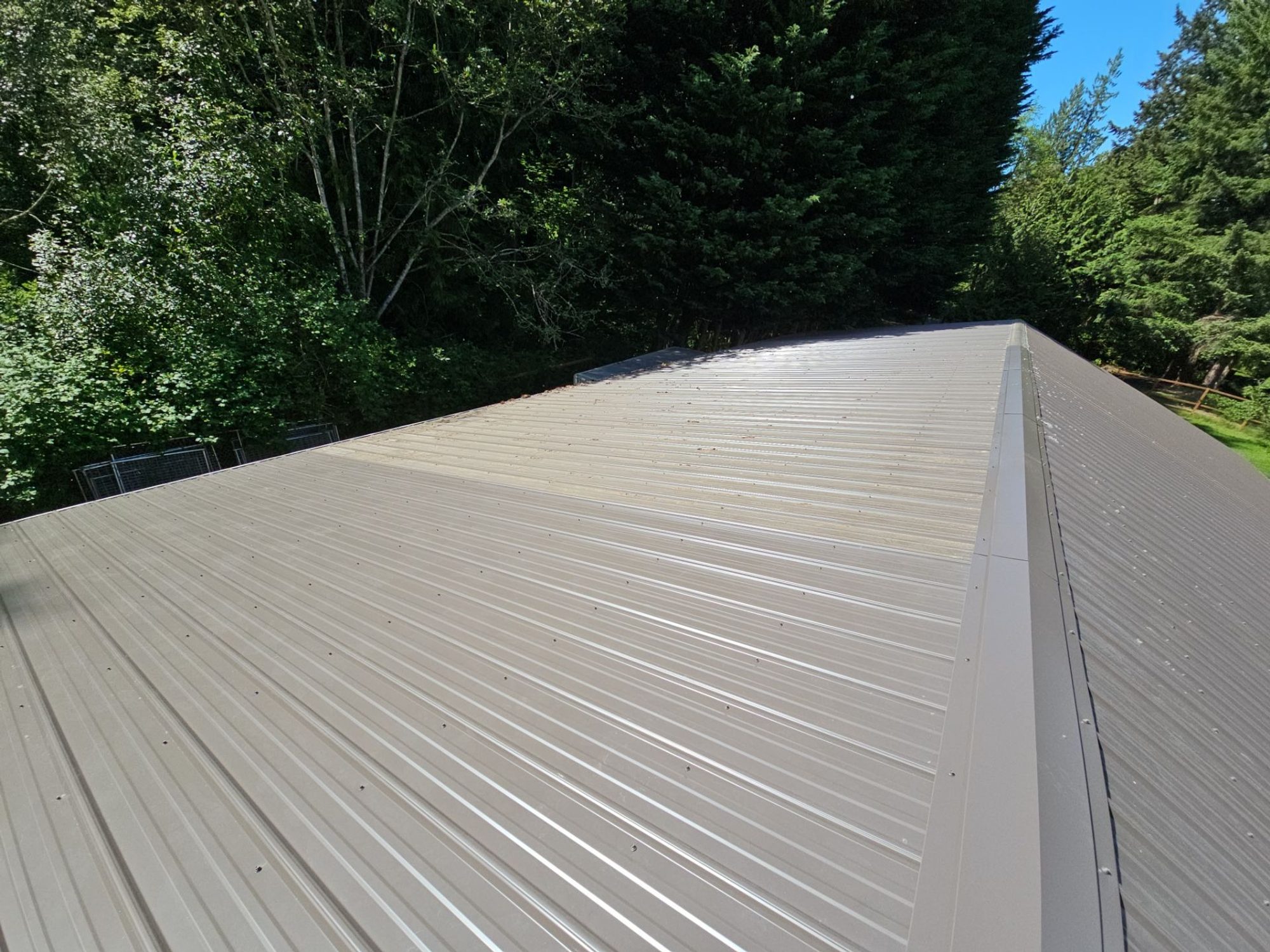 Amor Roofing Medium Bronze asphalt roof in Snohomish, metal bronze long run