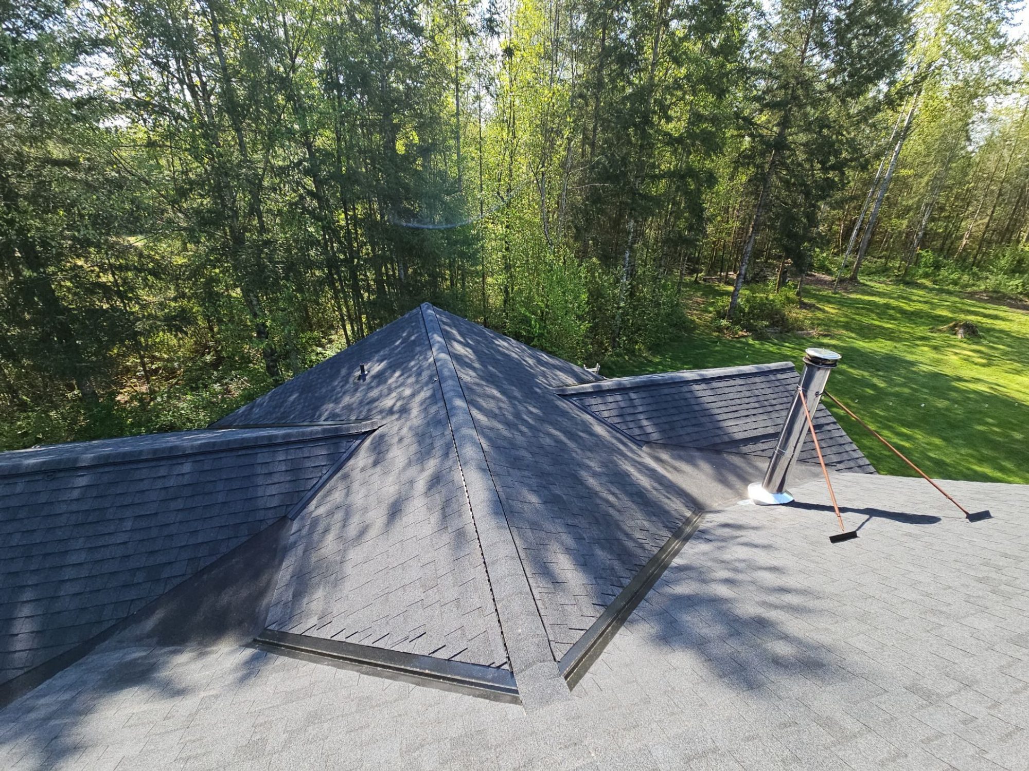 Ground-level view of Charcoal asphalt shingle roof in Lake Stevens, WA