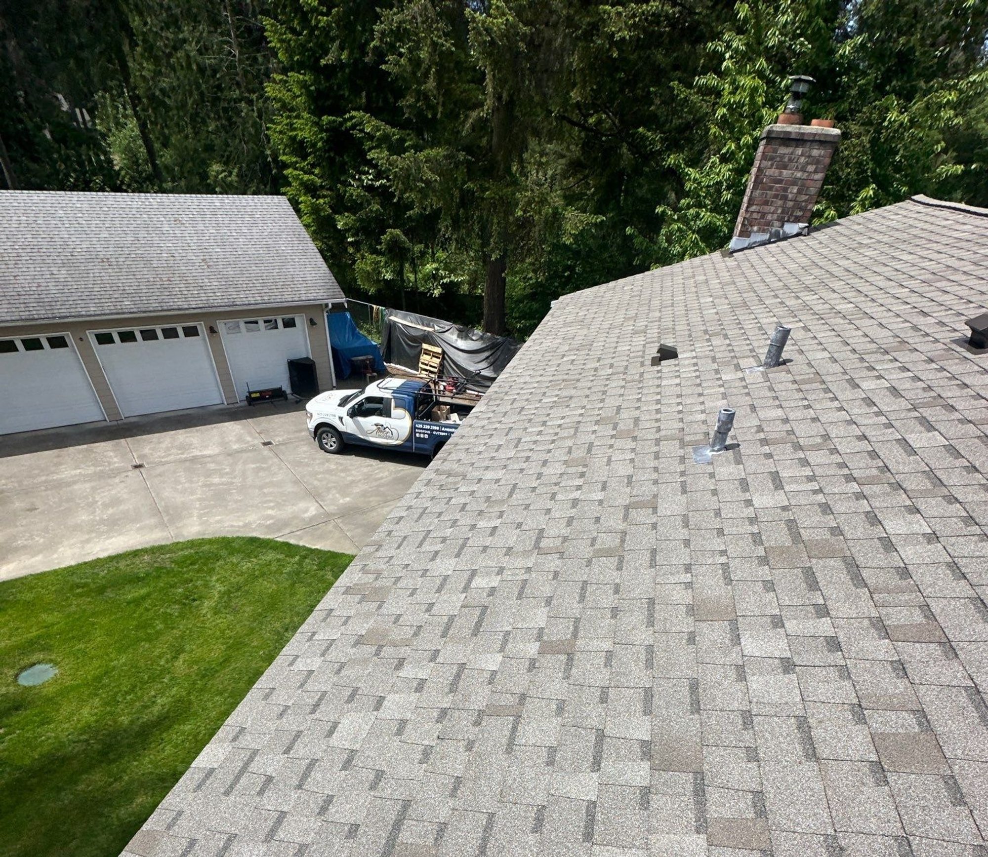 Amor Roofing Weathered Wood asphalt roof in Woodinville, truck driveway crop