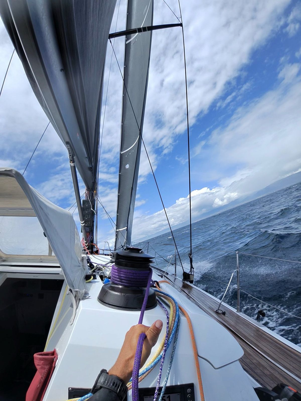 Primary winch and sheet while reaching
