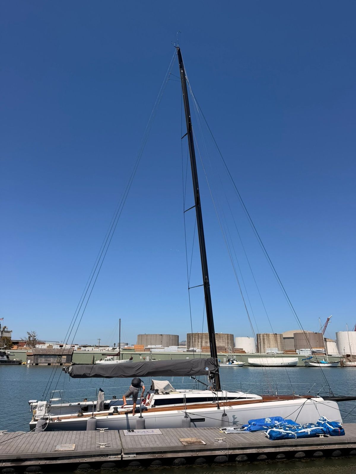 Pimu at the dock with her rig up