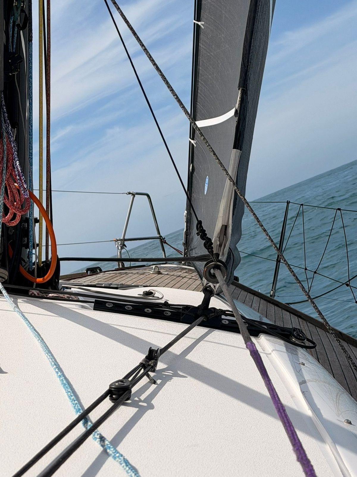 Foredeck and rig under sail