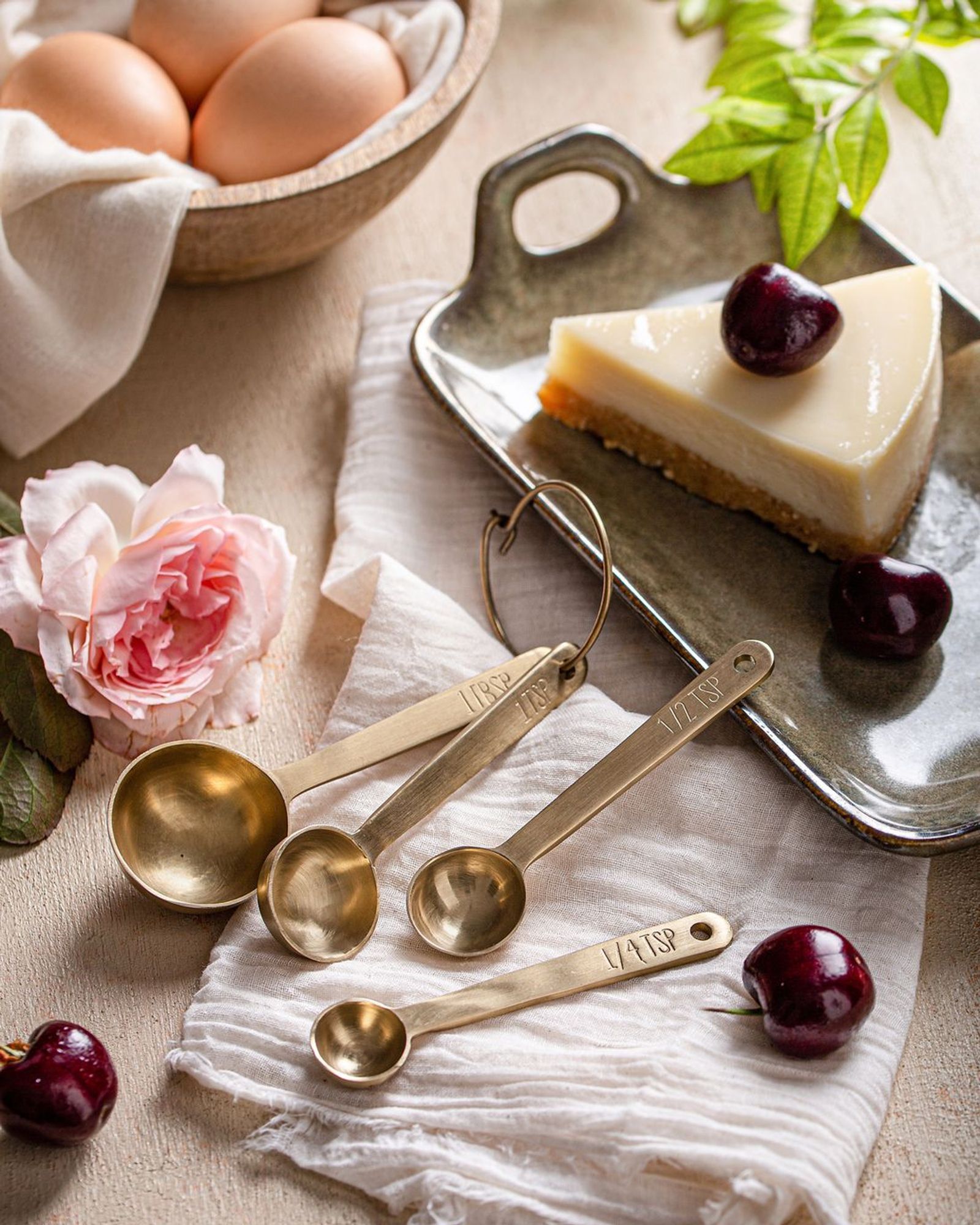 Gold measuring spoons with cheesecake