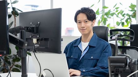 オフィスで仕事をする製造業の男性社員
