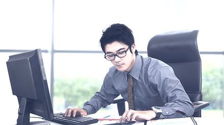 AIを活用して緊急対応の会話シナリオを確認している様子