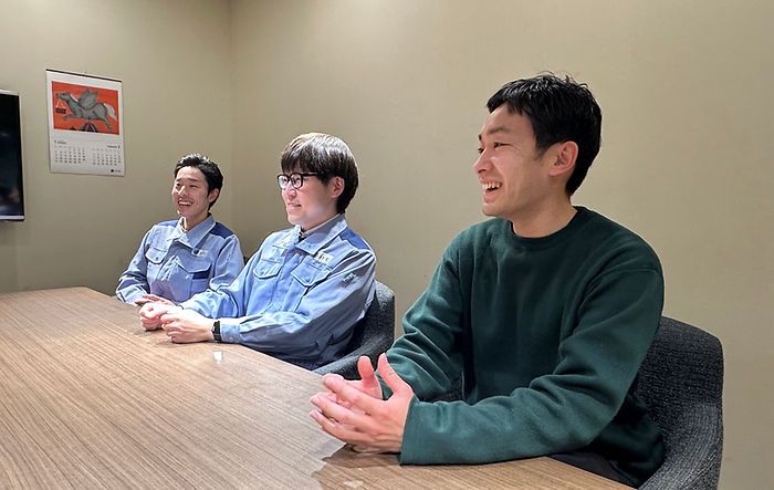 会議室でインタビューに答えるJFEエンジニアリング株式会社の皆さま(別角度)