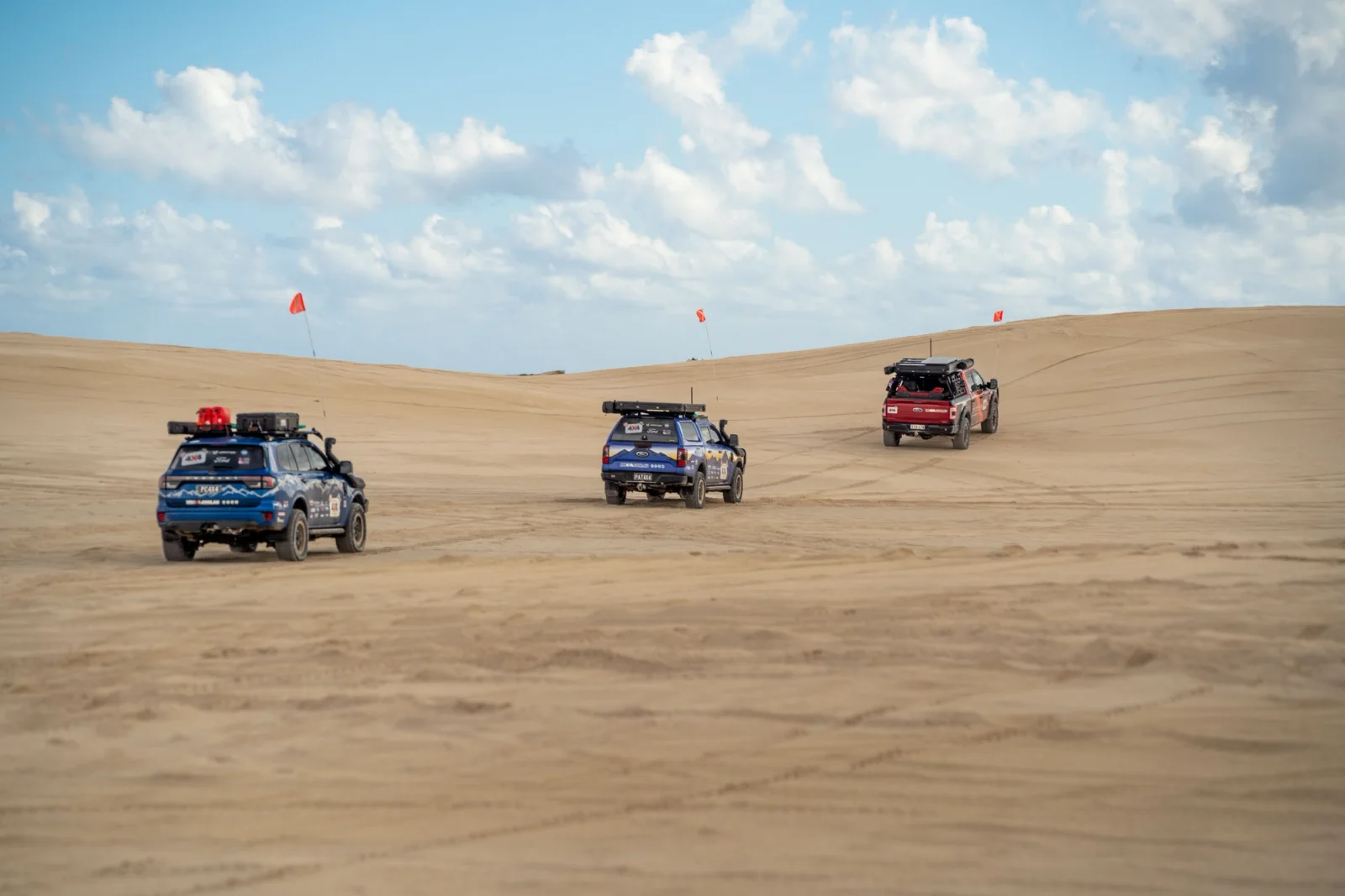 offroad convoy sand driving beach flags 4wd