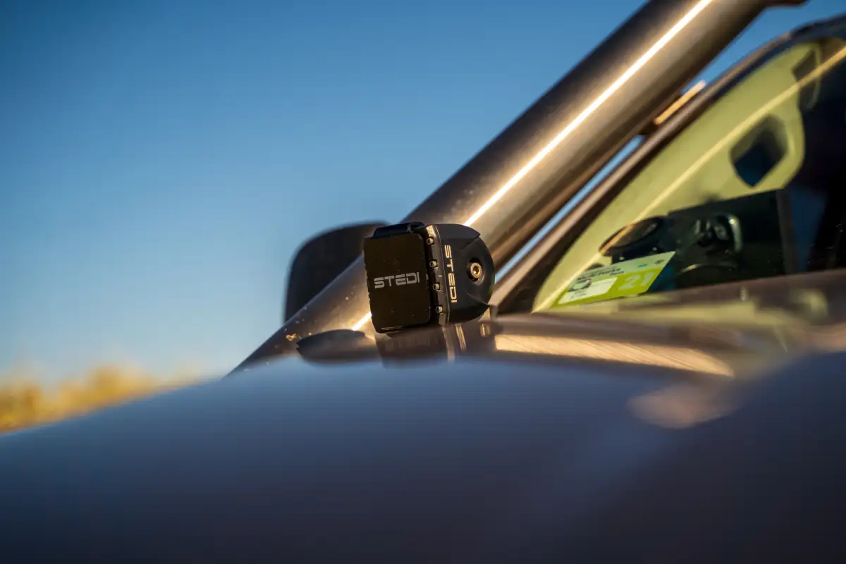 4x4 light mounted on bonnet