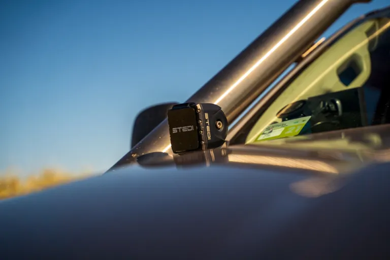 4x4 light mounted on bonnet