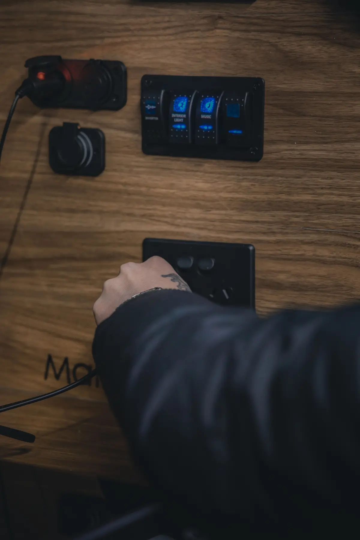 12v outlets and 240v powerpoint off grid power for tradies