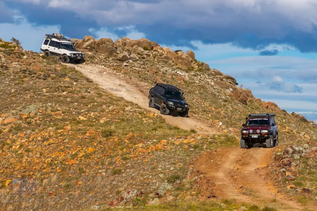 4wds descending hill offroad