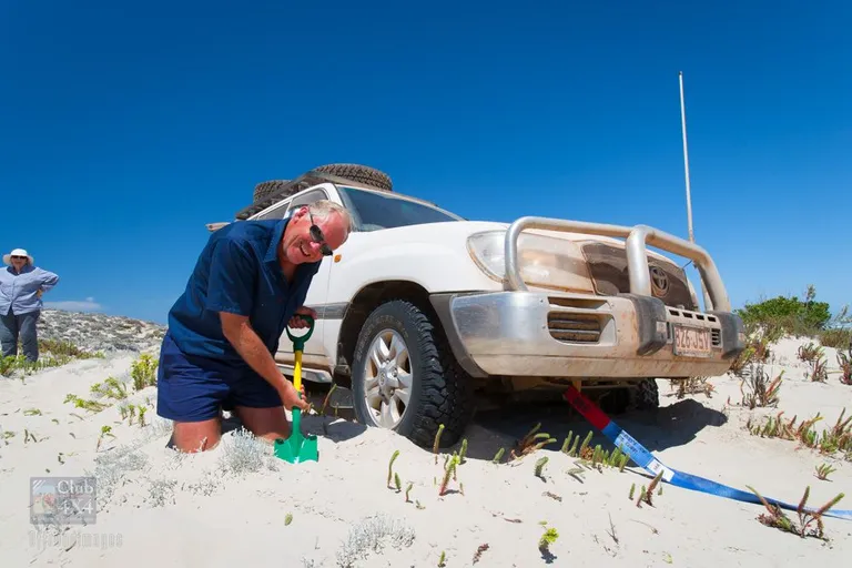 shovel sand 4wd stuck on beach