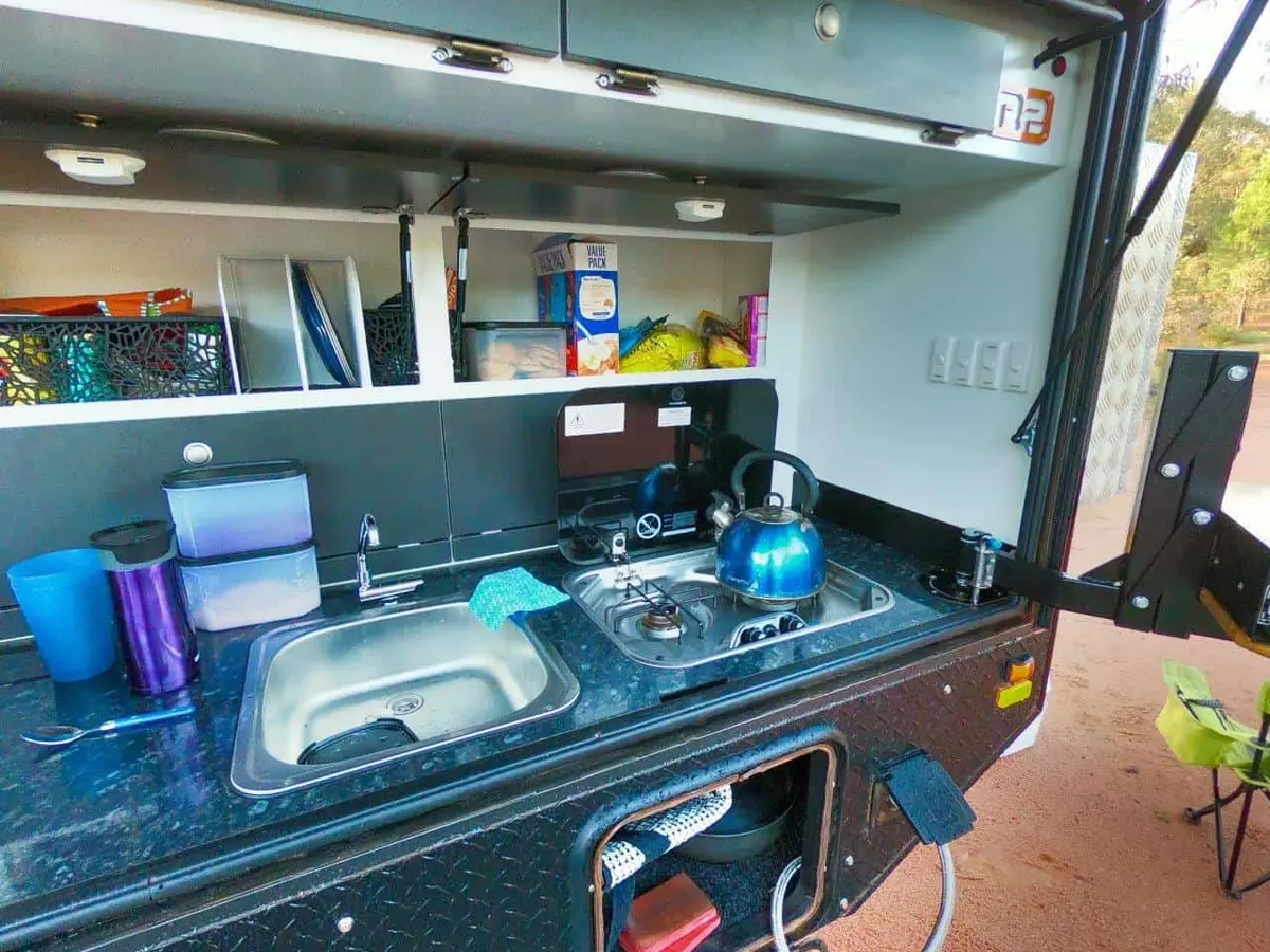 Hybrid camper trailers