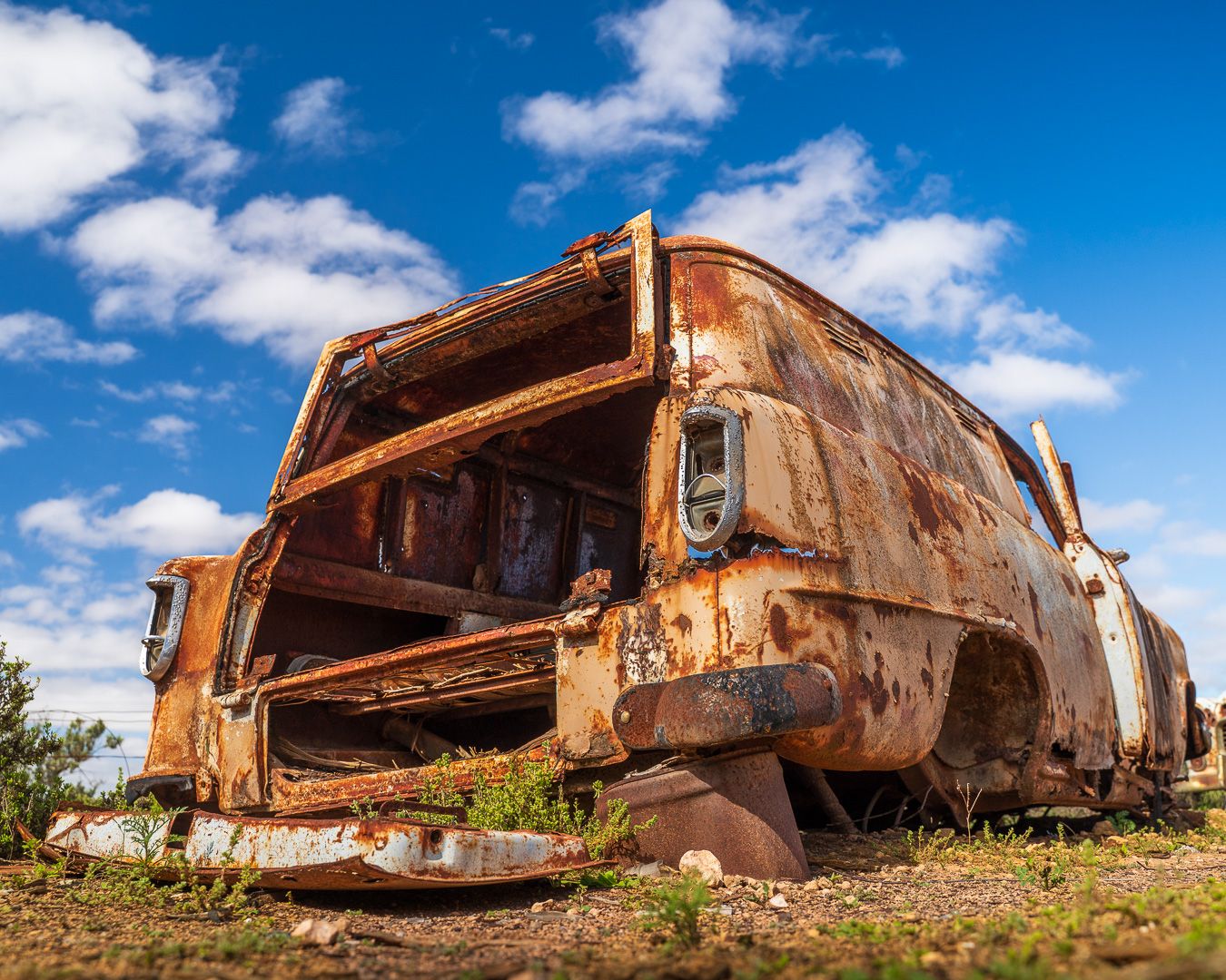 An old rusted car