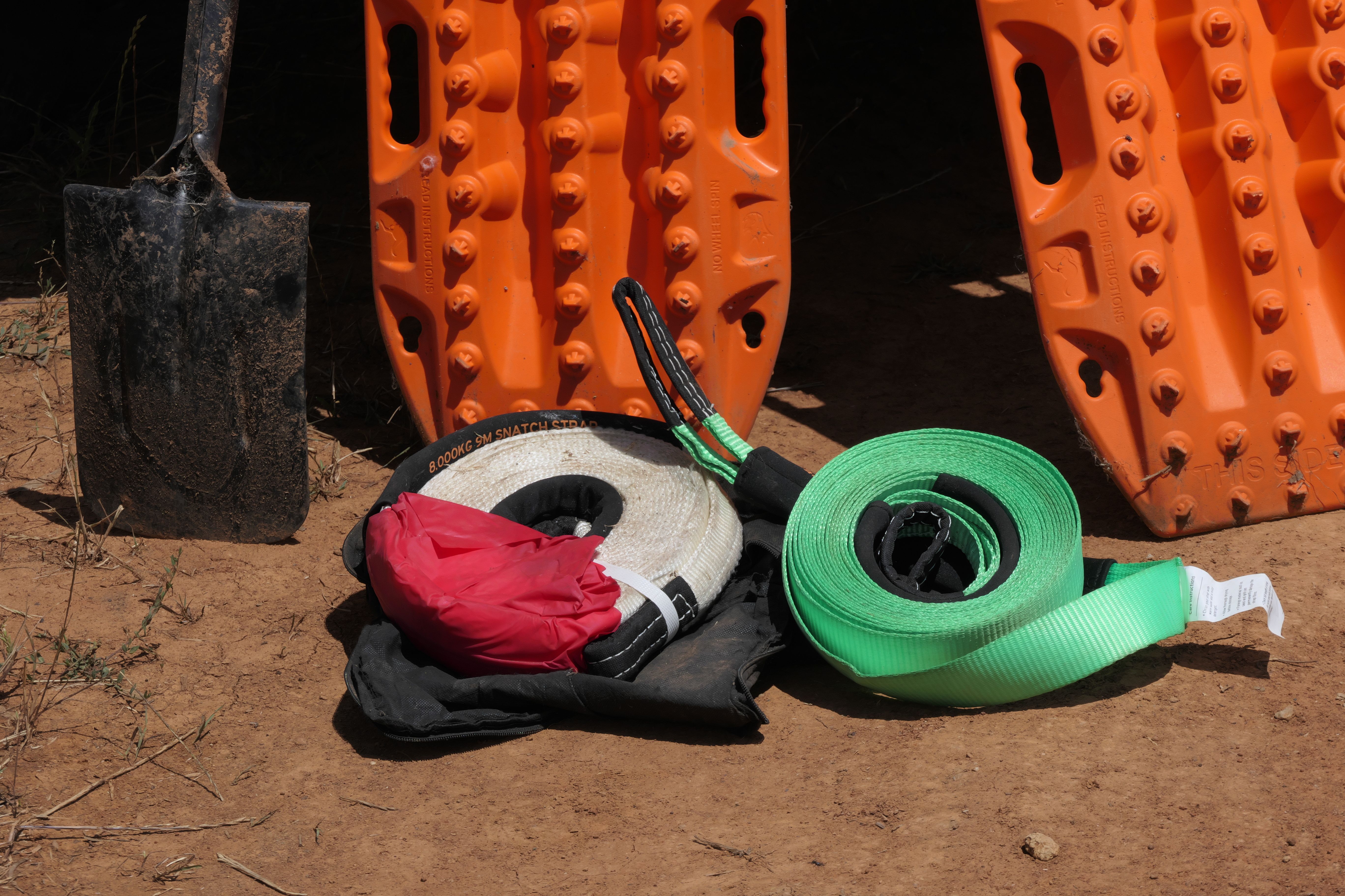 4WD recovery boards, shovel and snatch straps