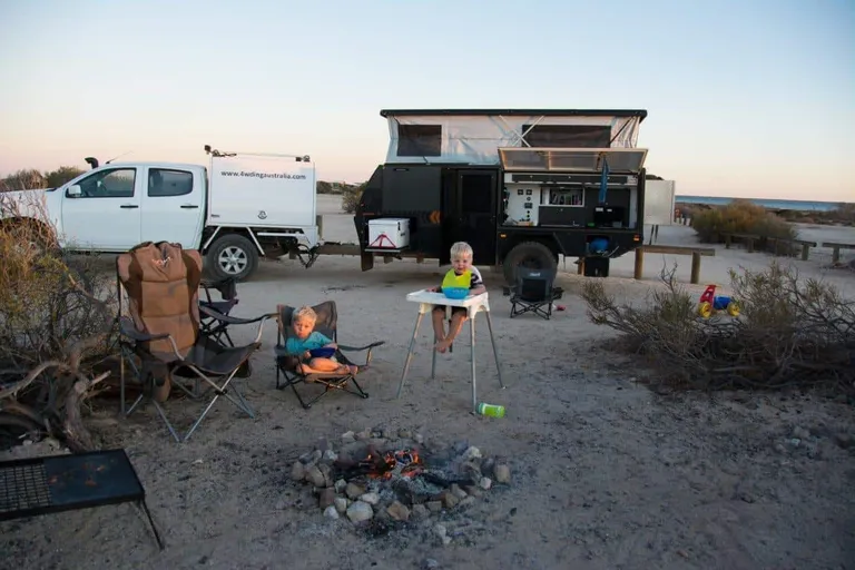 Light hybrid camper