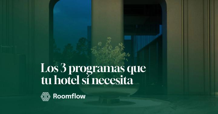 Arco del vestíbulo de un hotel con un centro de flores al anochecer.