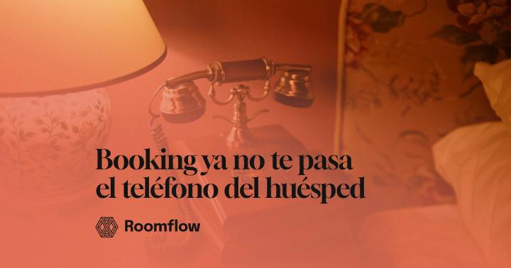 Teléfono antiguo sobre la mesilla de una habitación de hotel, a la luz de una lámpara.