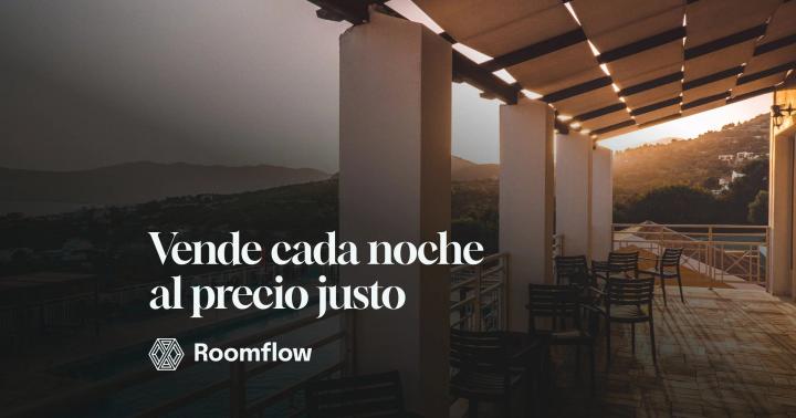 Terraza de un hotel sobre las montañas al atardecer.