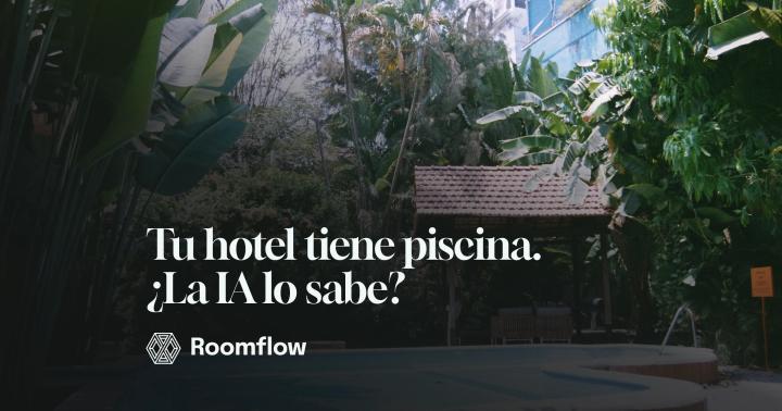 Piscina rodeada de vegetación tropical en un hotel, con un quiosco al fondo.