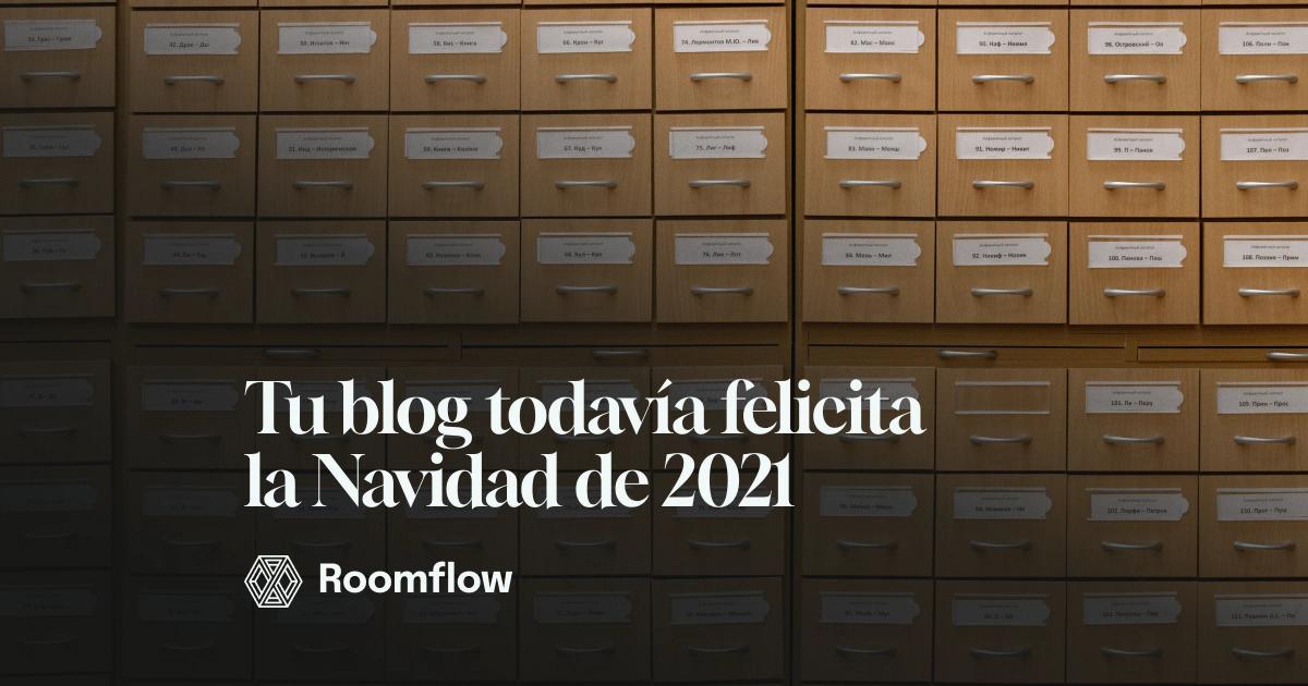 Pared de cajones de archivo de madera con etiquetas.