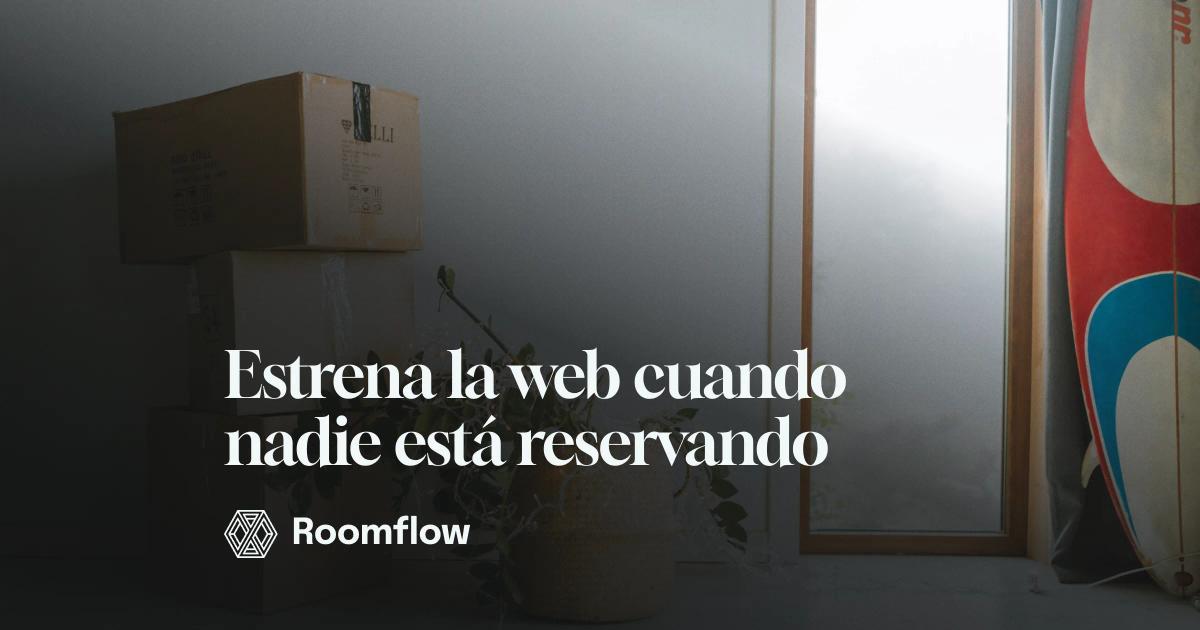 Cajas de mudanza apiladas junto a una planta y una tabla de surf, frente a una ventana con luz.