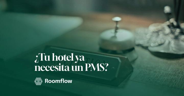 Mostrador de recepción de madera con timbre y placa de «Reception».