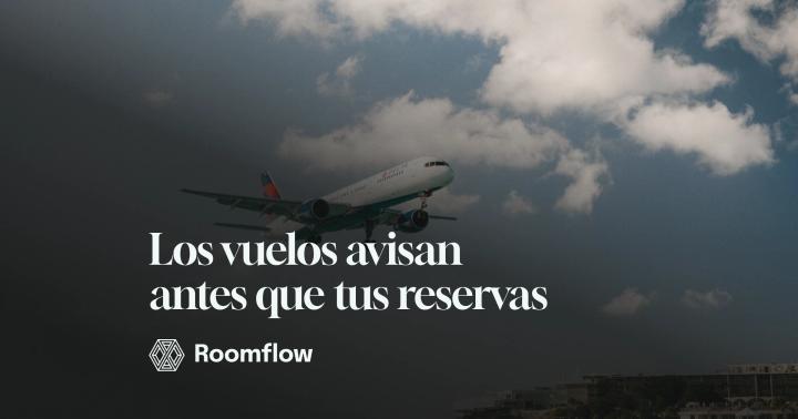 Avión de pasajeros que se acerca a una costa con mar turquesa y nubes blancas.