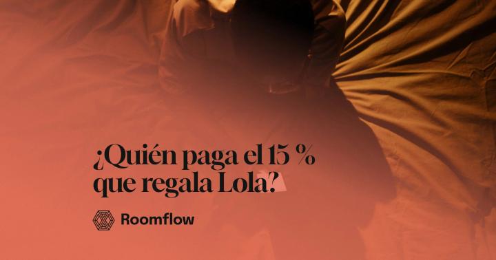Persona a oscuras sobre una cama deshecha, con la luz de un teléfono móvil en la mano.