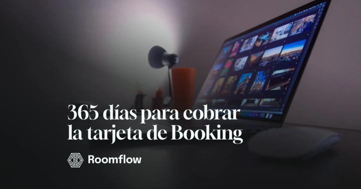 Portátil abierto sobre un escritorio oscuro, junto a una lámpara encendida.