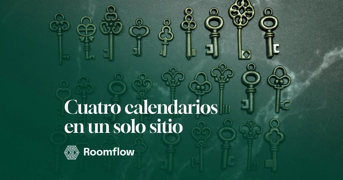 Colección de llaves antiguas de latón ordenadas en filas sobre mármol oscuro.