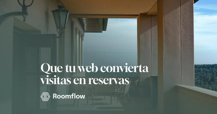 Terraza de un hotel con sillas a la sombra y el paisaje de fondo.
