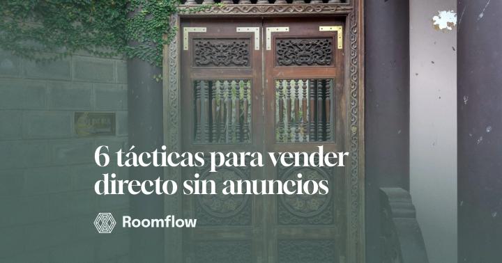 Puerta de madera tallada a la entrada de un hotel boutique.