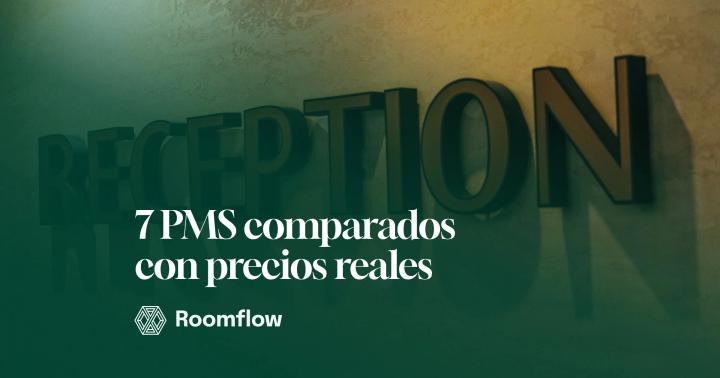 Letrero de recepción en la pared de un hotel.